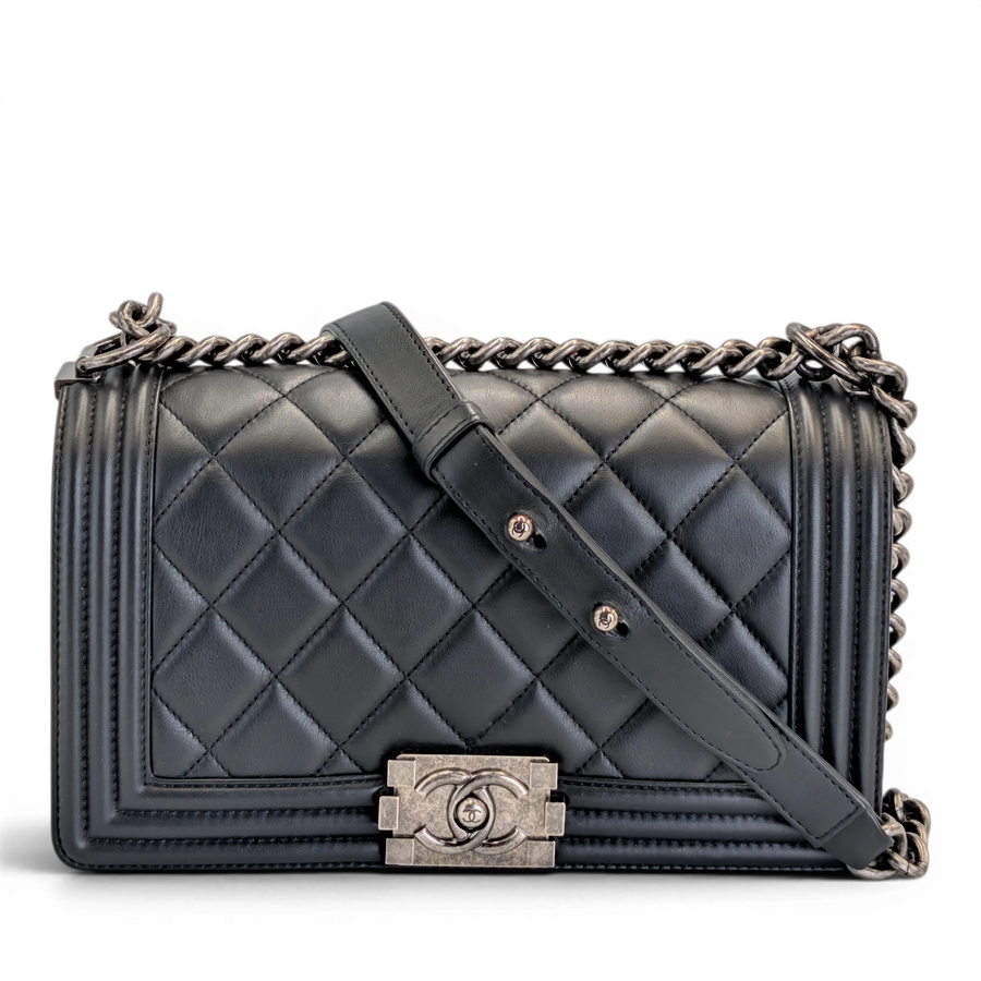 Secondhandbags AG Chanel Boy Medium bag in black quilted lambskin with ruthenium hardware and chain strap
