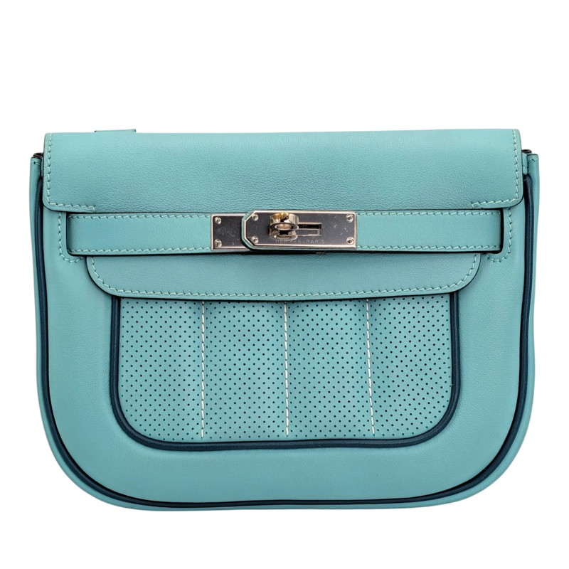 Secondhandbags AG Hermès Berline Atoll Handtasche in hellem Türkis mit perforiertem Leder und silbernen Beschlägen