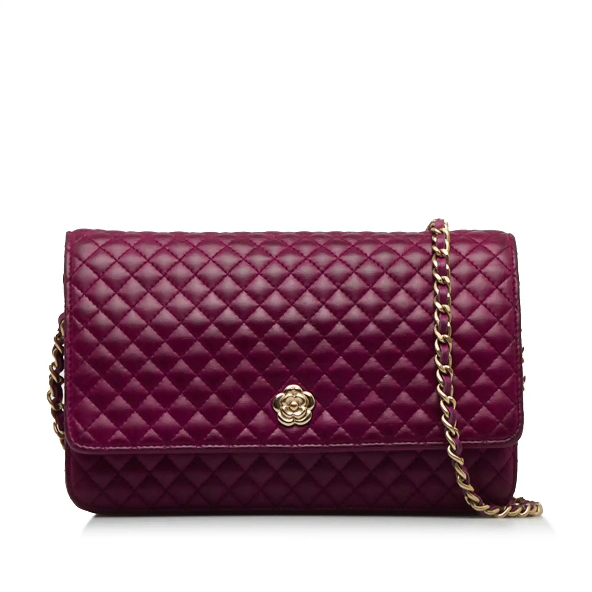 Die Kamelienblüte von Coco: Die Geschichte hinter der Chanel Camellia Wallet On Chain in Purple Lambskin Gold