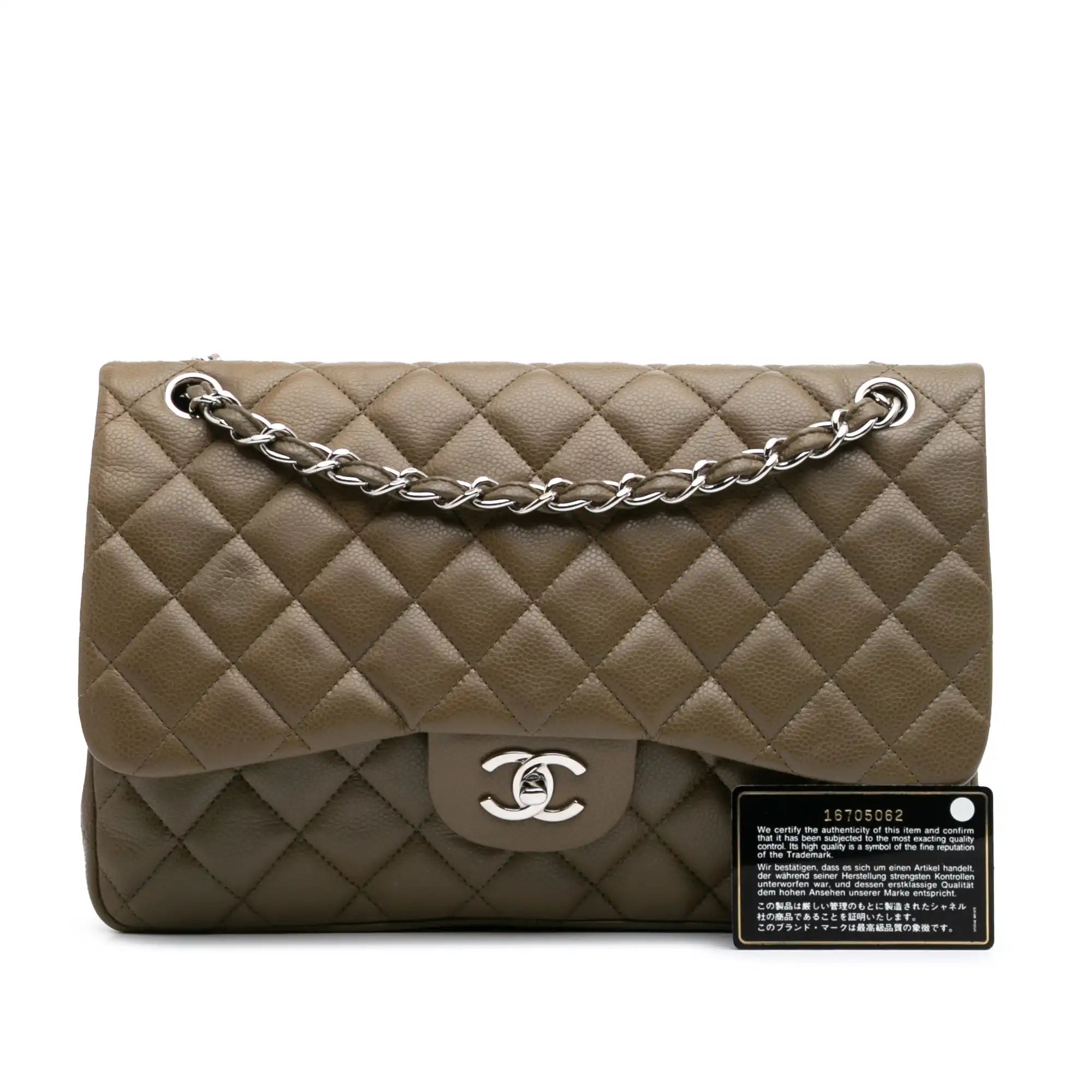 Die Zeitlose Eleganz: Coco Chanels Vermächtnis in Braun und Silber