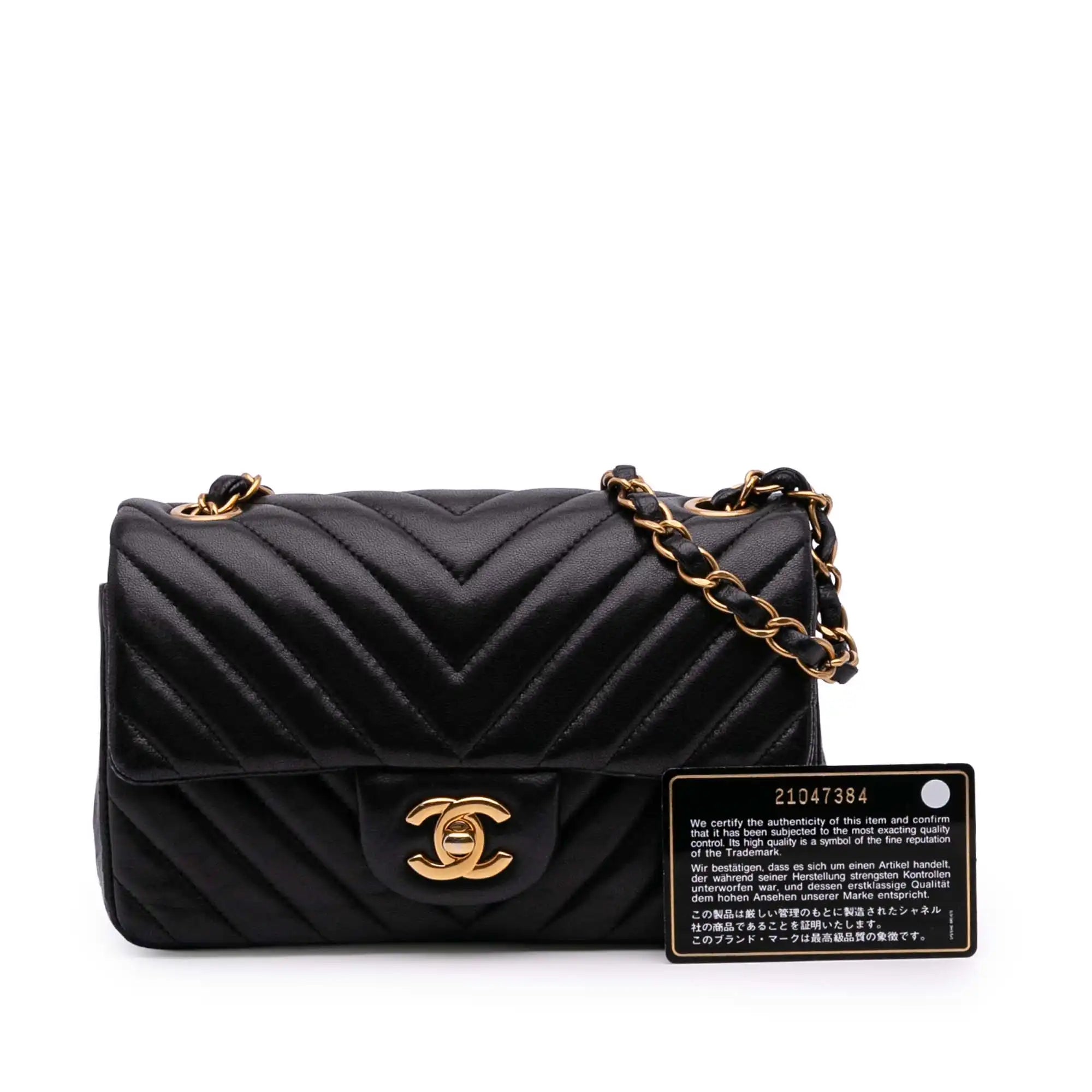 <h1>The queen of luxury bags: Chanel's black chevron pearl with a golden soul</h1>