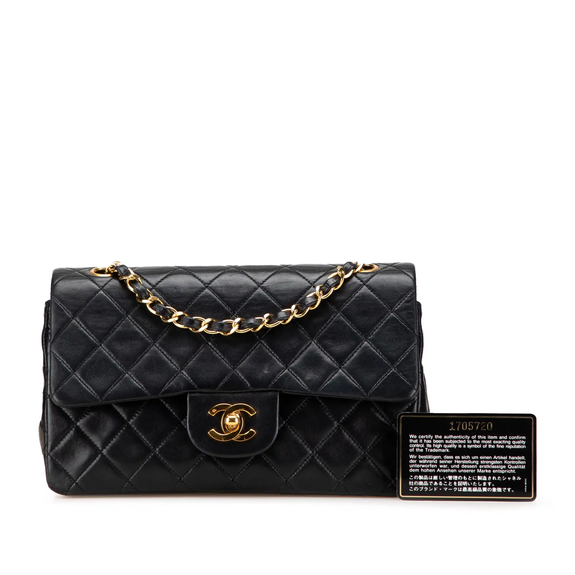 Das Erbe von Coco: Die Zeitlose Eleganz der Chanel Classic Double Flap in Schwarzem Lammleder mit Goldbeschlägen
