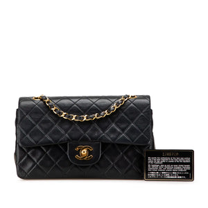 Das Erbe von Coco: Die Zeitlose Eleganz der Chanel Classic Double Flap in Schwarzem Lammleder mit Goldbeschlägen