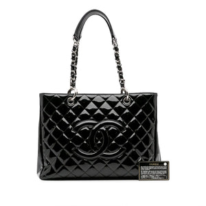 Zeitlose Eleganz: Die Chanel GST in schwarzem Lackleder – Ein verlorener Schatz der Modewelt