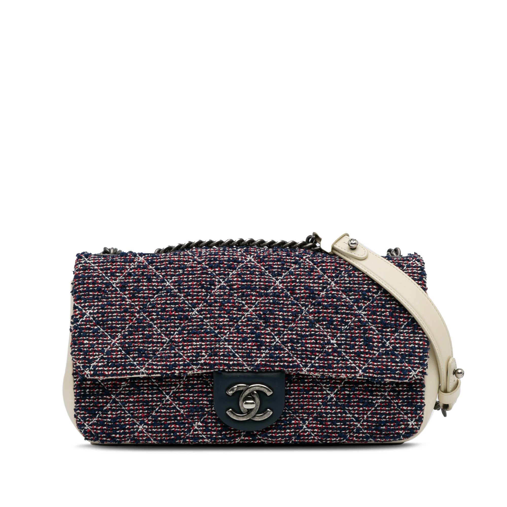 <h1>Die zeitlose Eleganz: Chanels Airline Flap Bag aus mehrfarbigem Tweed – Ein Tribut an Karl Lagerfelds Visionen</h1>