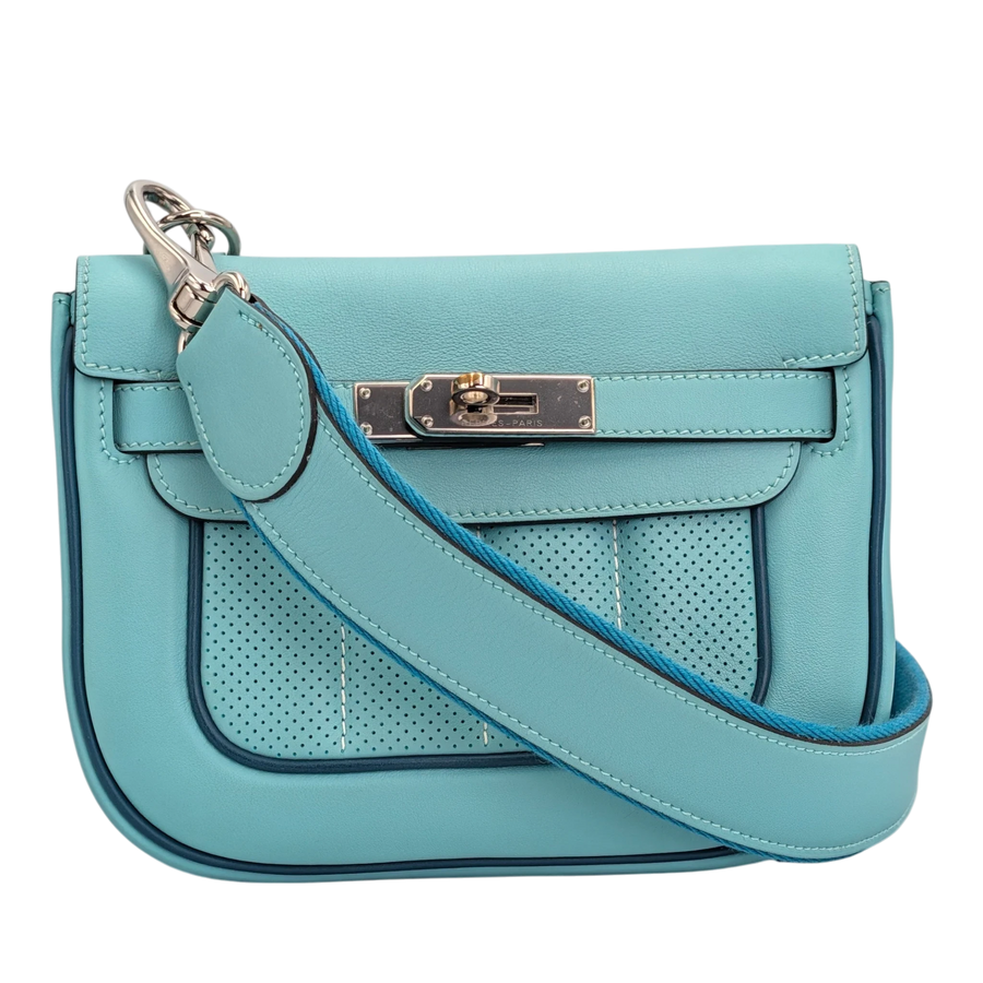 Secondhandbags AG Hermès Berline Atoll Handtasche in hellem Türkis mit perforiertem Leder und silbernen Beschlägen